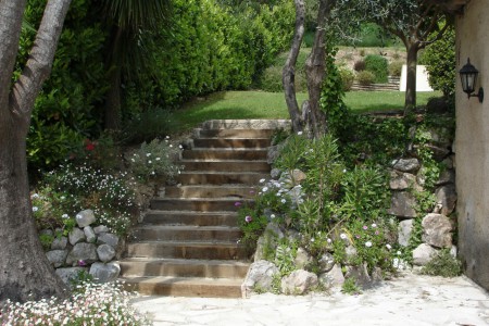 prachtige houten trap naar de tuin boven